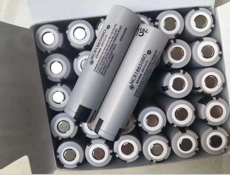 18650 3200mAh Li-ion rechargeable battery.jpg